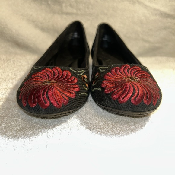 Born Women's Ballet Flat,Floral Embroidered Fabric-Leather,6 M,36.5 EU - Picture 7 of 16